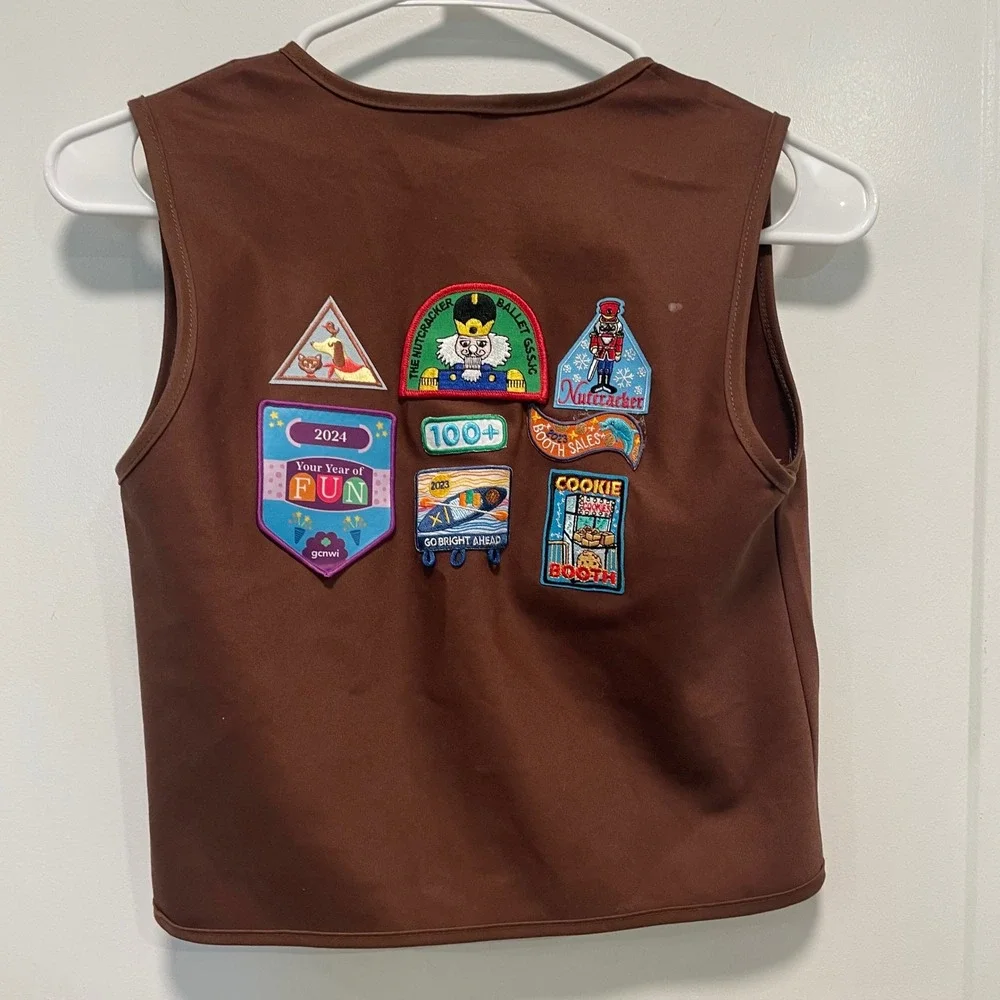 Girl Scouts Brownie Vest Girls Small 7-8 Brown Uniform Patches Troop 47190 51211
